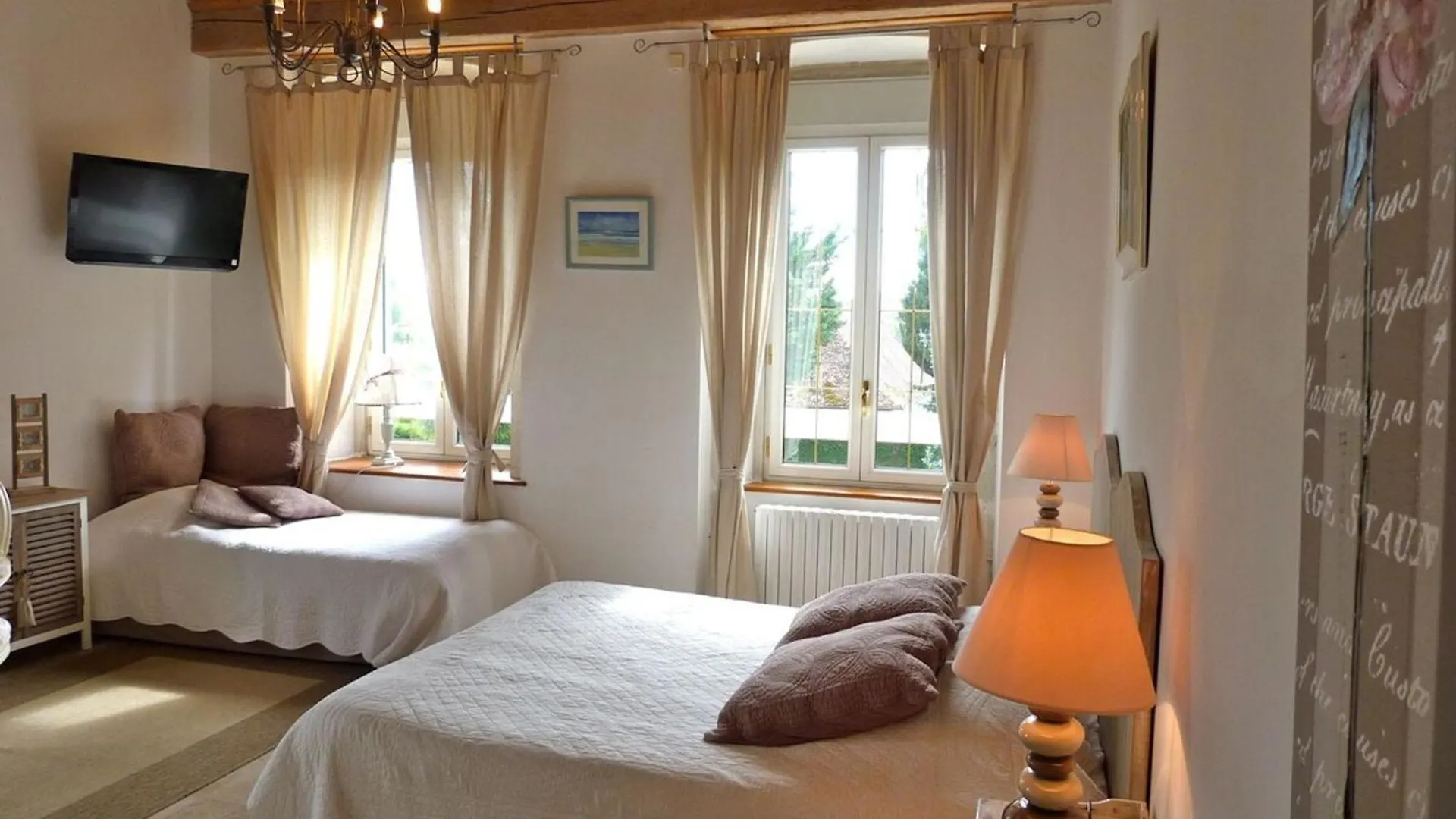 Luxury 5-Star Mansion, Hotel Services Included, Swimming Pool, Tennis, Bowling Les Nappes