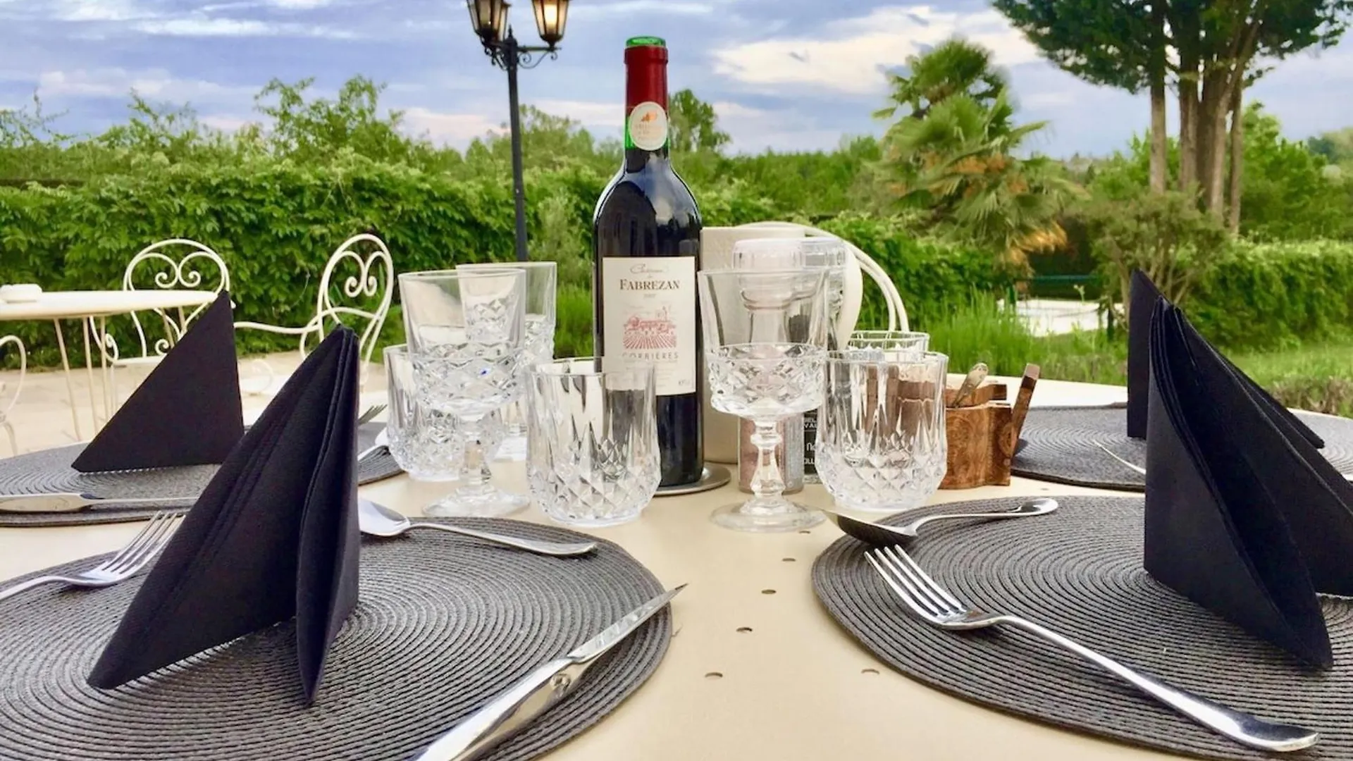 Luxury 5-Star Mansion, Hotel Services Included, Swimming Pool, Tennis, Bowling Les Nappes